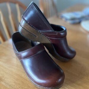 women’s dansko clogs - size 37